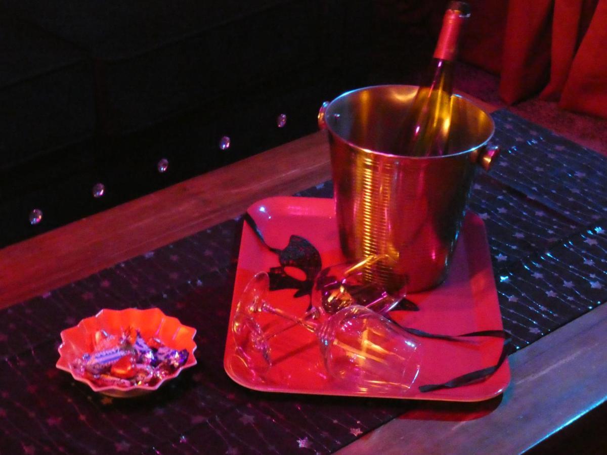 Love Room Le Rouge Et Noir Barr Zewnętrze zdjęcie
